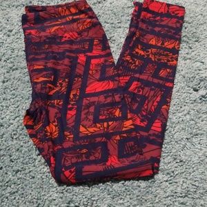 💄3 for $10 red and navy patterned leggings